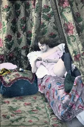 Cartolina raffigurante una ragazza in un bordello, prima del 1914